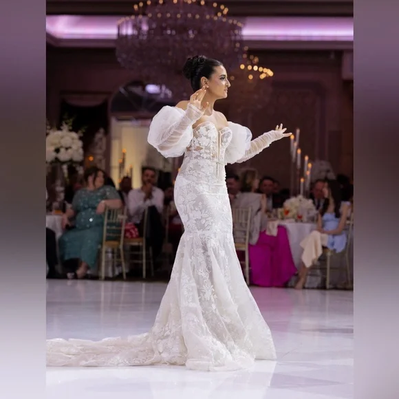 Berta wedding dress with detachable sleeves - Picture 1 of 3